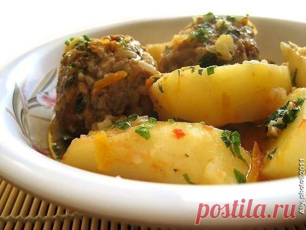 Тефтели с картошкой

Вообще, предполагалось что это будет суп.

Но из-за маленькой кастрюли у меня получилось больше похожее на второе. Кастрюля нужна не менее 4 литров.

Понадобится:
3 луковицы
1 морковь
1 болгарский перец
2 помидора или 2 ст.л. тома-пасты
пол стакана сырого риса
500г фарша
6 картофелин (средних)
2-3 лавровых листа
подсолнечное масло
2 зубчика чеснока
соль
перец

по желанию:
паприка
карри
укроп
петрушка
любые специи что у вас есть подойдут, смотрите сами....