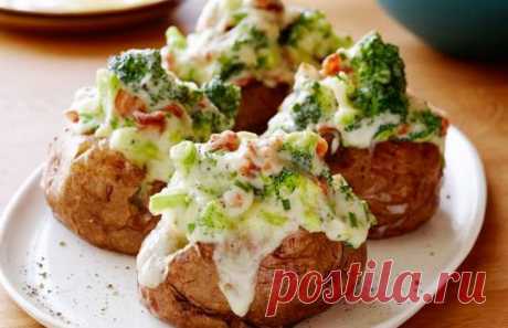 Запеченный картофель с беконом, брокколи и сыром - KitchenMag.ru
