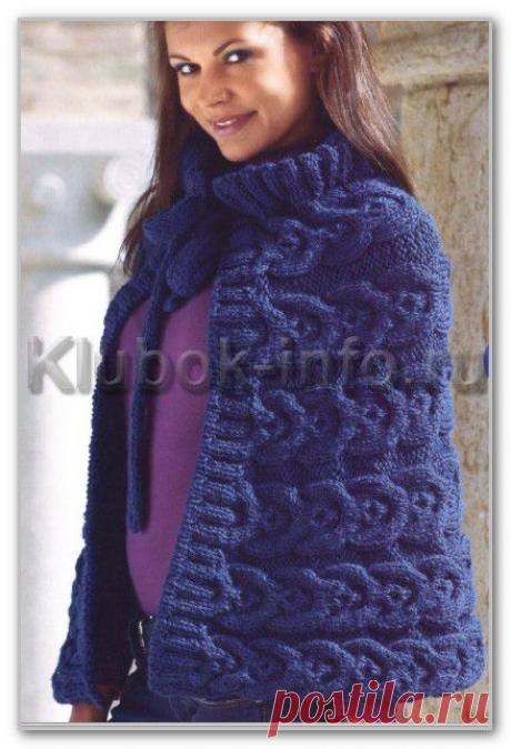 Вязание спицами. Женские модели. Однотонная накидка с воротником, на завязке и с объемным рельефным узором