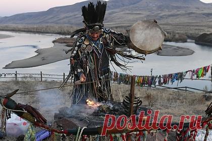 В Туве лучшие сказители собрались посоревноваться в мастерстве. В Туве стартовал фестиваль сказительского искусства «Съезд сказителей и хоомейжи», в рамках которого лучшие сказители посоревнуются в мастерстве. Об этом сообщает издание «Тувинская правда». Съезд проводится для выявления отличий между сказительским искусством и хоомей.