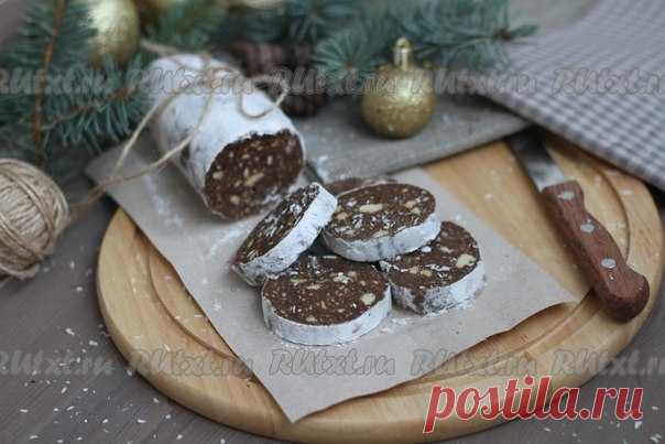 Шоколадная колбаска

Шоколадная колбаска, приготовленная из печенья, сгущенного молока и какао - одно из чудесных воспоминаний о детстве. Быстро, просто и очень вкусно! По желанию, в такую колбаску можно добавить измельченные орехи и ликер. 
Для приготовления шоколадной колбаски понадобится:  
2 пачки печенья (я готовила с 