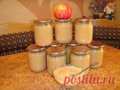 Ингредиенты:

● 5 кг яблок 
● 1 банка сгущенного молока 
● 0.5 стакана сахара 
● 1 стакан воды 

Приготовление:

Яблоки помыть, дать стечь воде, затем очистить их от кожуры и сердцевинки, разрезав на 4 части, затем порезать кусочками. 

На дно посуды, в которой будете, варить влить воду (желательно взять кастрюлю с толстым дном, чтобы пюре не пригорело), уложить яблоки, накрыть крышкой и варить на медленном огне пока яблоки не станут очень мягкими (примерно минут 30). Зате...