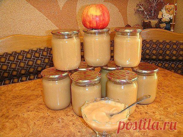 Ингредиенты:

● 5 кг яблок 
● 1 банка сгущенного молока 
● 0.5 стакана сахара 
● 1 стакан воды 

Приготовление:

Яблоки помыть, дать стечь воде, затем очистить их от кожуры и сердцевинки, разрезав на 4 части, затем порезать кусочками. 

На дно посуды, в которой будете, варить влить воду (желательно взять кастрюлю с толстым дном, чтобы пюре не пригорело), уложить яблоки, накрыть крышкой и варить на медленном огне пока яблоки не станут очень мягкими (примерно минут 30). Зате...