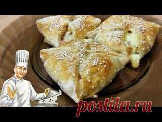 Куриные конвертики из слоеного теста: сочные Пирожки с курицей Ингредиенты:слоеное тесто - 500 гр.филе курицы - 500 гр.помидор - 1 большойсыр - 50-70 гр.яйцо - 1 шт.соевый соус - 2-3 ст. л.мед - 1 ч. л.сушеный чеснок - 1 ч. л. (можно взять свежий)перец по вкусуможно добавить любимые травы (смесь)семена кунжута для посыпки.