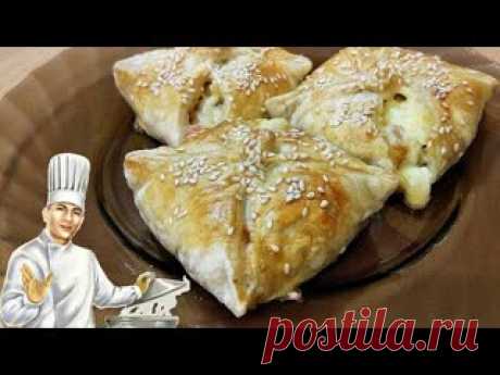 Куриные конвертики из слоеного теста: сочные Пирожки с курицей Ингредиенты:слоеное тесто - 500 гр.филе курицы - 500 гр.помидор - 1 большойсыр - 50-70 гр.яйцо - 1 шт.соевый соус - 2-3 ст. л.мед - 1 ч. л.сушеный чеснок - 1 ч. л. (можно взять свежий)перец по вкусуможно добавить любимые травы (смесь)семена кунжута для посыпки.