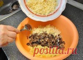 Аппетитные грибные кулечки
Берём 1 упаковку готового слоеного теста
- 5 картофелин средней величины
- 2 луковицы
- 200 г сухих грибов
- 100 г сыра
- 1 пучок петрушки
- 2 яйца
- перец по вкусу
Приготовление:
1. Грибы отмочить, проварить, отжать.
2. Картофель сваренный в ″мундире″, почистить, нарезать кубиком.
3. Грибы обжарить с луком.
4. Сыр натереть на крупной терке.
5. Картофель, сыр, грибы, перец перемешать.
6. Размороженное слоеное тесто нарезать на прямоугольники.
7. Яйца слегка взбить.