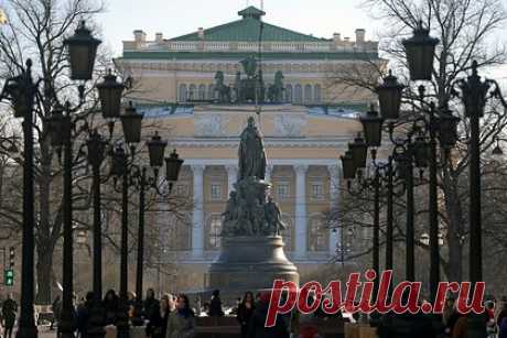 Театр в Санкт-Петербурге отменил показы спектакля по Акунину. Александринский театр Санкт-Петербурга отменил показы спектакля по пьесе писателя Бориса Акунина (внесен в реестр иноагентов и в перечень террористов и экстремистов). «Ближайшие показы спектакля отменены. Все средства за купленные билеты будут возвращены», — сообщили в театре.