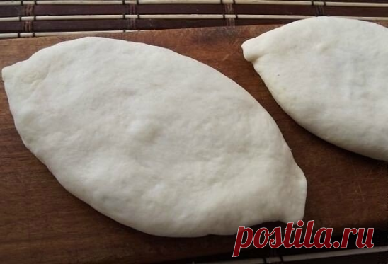 Воздушные жареные пирожки 

Ингредиенты:

- 2,5 стакана воды
- 1 стакан сметаны
- 1 столовая ложка сухих дрожжей
- 1,5 столовых ложки соли
- 1 чайная ложка сахара
- мука (около 1 кг или немного больше)

Для начинки (как вариант):
- вареный картофель
- 1 жареная луковица
- немного молотого черного перца

Также необходимы:
- растительное масло для жарки
- чеснок по желанию
- сухая/свежая зелень по желанию

Приготовление: 

Варим картошку. Пока картошка варится, готовим тесто...