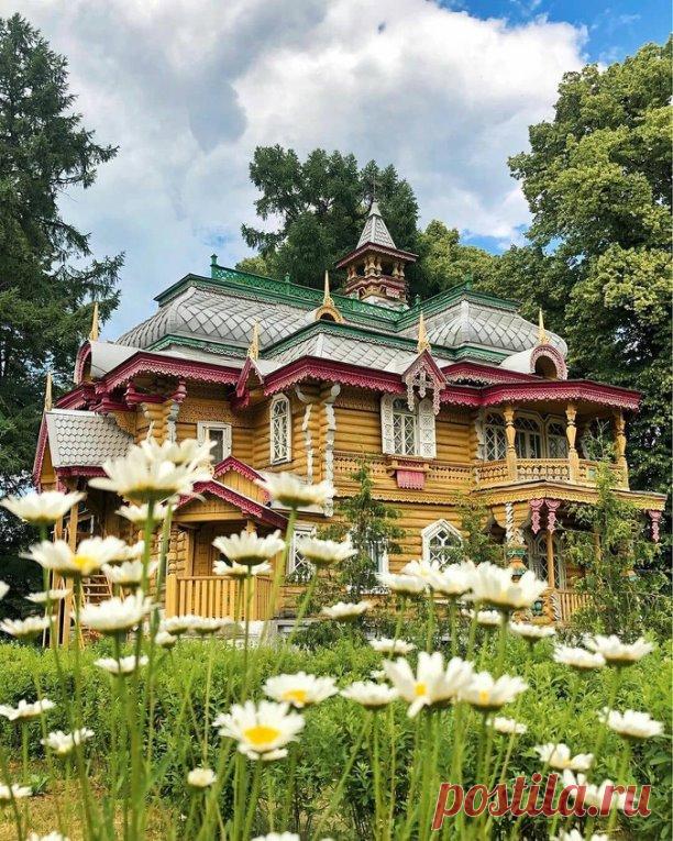 ღЧудесный домик 
Володарский музей зодчества.