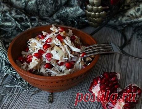 Салат "Шамаханская царица"

Ингредиенты:

Куриное филе отварное — 300 г
Лук репчатый — 1 шт.
Орехи грецкие — 70–100 г
Хмели-сунели сухая приправа — по вкусу
Гранат — 0,5 шт.
Масло растительное — 40 мл

Приготовление:

1. Нарежьте лук четверть колечками, переложите в сковороду. Добавьте растительное масло. Поставьте на средний огонь.
2. Обжарьте лук до легкого колера и мягкости.
3. В глубокий салатник разберите куриное филе на волокна.
4. Почистите гранат. Грецкие орехи сле...