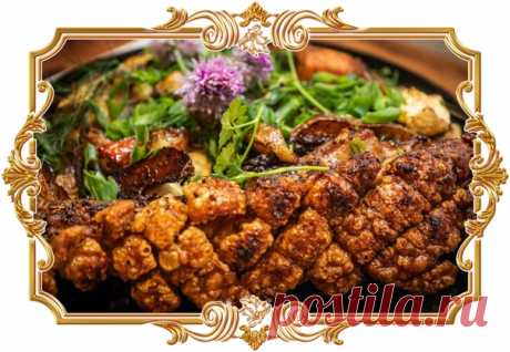 Свинина с хрустящей корочкой в духовке с овощами Schweinbauch
Свинина с хрустящей корочкой в духовке с овощами Schweinbauch, или почеревина, или брюшина, или даже – свиной живот. Как ни назовите, но это много мышц, хрящей, жира и ещё и кожа. Другими словами, всё это создает невообразимое богатство вкуса, а хрустящие кубики… Только из-за них стоить приготовить это нежное, сочное и пряное мясо! А, запеченные в духовке овощи добавят полноты и гармоничности этому блюду. И так...