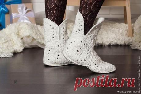 Замечательный мастер-класс по вязанию домашних тапочек на основе стельки. Они вяжутся из трех мотивов,а если связать пять,то получатся сапожки.Этим мастер-классом поделилась Esperanza-70rus.
 
 

Тапочки вяжутся крючком из отдельных 6-угольных мотивов, стелька — покупная.
Для работы нам понадобятся: пряжа и крючок, стельки, ножницы, (игла).
Пряжу рекомендую выбирать потолще, а крючок к ней чуть тоньше, чем указано на упаковке, чтобы получалась довольно плотная вязка и тапо...