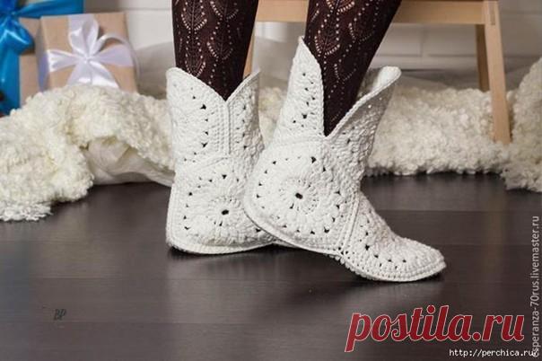 Замечательный мастер-класс по вязанию домашних тапочек на основе стельки. Они вяжутся из трех мотивов,а если связать пять,то получатся сапожки.Этим мастер-классом поделилась Esperanza-70rus.
 
 

Тапочки вяжутся крючком из отдельных 6-угольных мотивов, стелька — покупная.
Для работы нам понадобятся: пряжа и крючок, стельки, ножницы, (игла).
Пряжу рекомендую выбирать потолще, а крючок к ней чуть тоньше, чем указано на упаковке, чтобы получалась довольно плотная вязка и тапо...