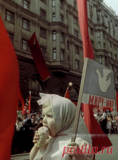 20vek.com: 1964. Москва. Первомайская демонстрация и девочка с мороженым