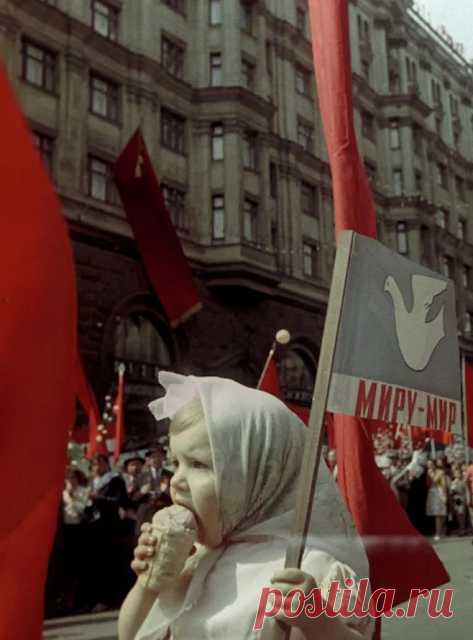 20vek.com: 1964. Москва. Первомайская демонстрация и девочка с мороженым