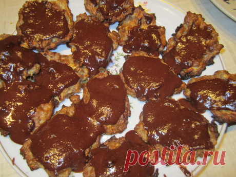Печенье из 5-злаковой каши и яблоком
яйцом и мукой.
для печенья: 200 г готовой каши. 1 большое яблоко. 1 яйцо. 50 г муки.
для глазури: 50 г сметаны. 50 г сахара и 50 г какао.
Кашу смешать с натертым яблоко, взбитым Готовую массу  столовой ложкой выложить на смазанный маслом противень . Запечь  в нагретой до 240 гр. минут 25,смотрите. сами,  как подрумянятся . .
Сверху полить глазурью(взбить сметану с сахаром и какао) Сметана только хорошая должна быть. достаточно густая и не кислая.
