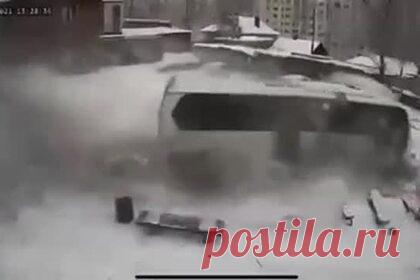 Автобус с отказавшими тормозами влетел во двор жилого дома и попал на видео. В Саратове междугородний автобус, следовавший из Жирновска Волгоградской области, влетел во двор жилого дома из-за отказавших тормозов. Момент столкновения с ограждением попал на видео. На кадрах видно, как автомобиль на полной скорости влетает в забор на территории двора. Местный житель отскочил от машины.