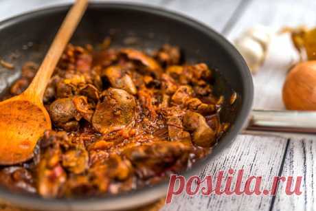 Жареная куриная печень с паприкой.
Простой рецепт ароматной куриной печени, жареной с репчатым луком, чесноком, майораном и паприкой.