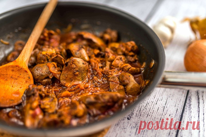 Жареная куриная печень с паприкой.
Простой рецепт ароматной куриной печени, жареной с репчатым луком, чесноком, майораном и паприкой.