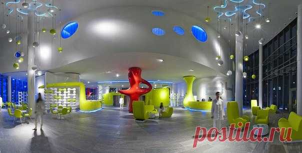 Футуристический отель B4 в Милане Отель B4 группы Boscolo расположен в футуристическом деловом районе Милана и полностью соответствует своему окружению. Спроектированный архитектором Giancarlo Marzorati и декорированный студией-дизайна Simone Micheli Architectural, он представляет собой эклектичное пространство, провоцирующее ощущения радости, гармонии и благополучия. Креативный дизайн, передовые технологии, натуральные материалы характеризуют инновационный интерьер отеля, оформленного в…