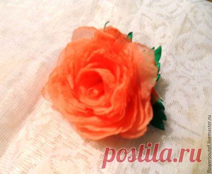 Нежный цветок в винтажном стиле с оттенком розово-кораллового цвета с добавлением двух бутонов, будет уместен в любом стиле одежды, а таже возможен в применении, декорировании сумок, шляпок или укрошение к поясу вашего изделия.