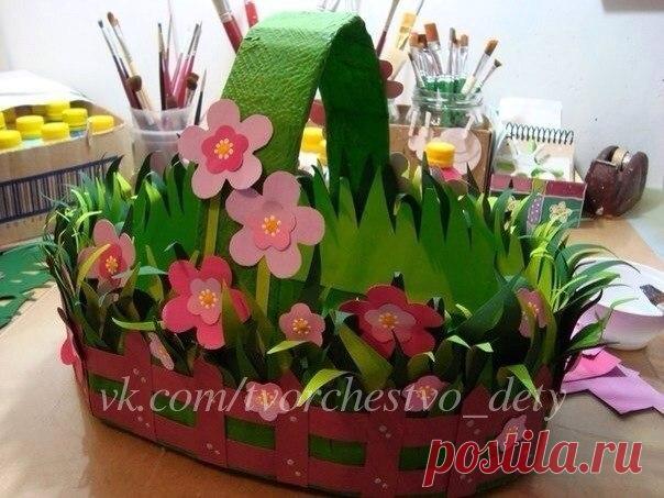 ЦВЕТОЧНАЯ КОРЗИНКА ИЗ КАРТОНА И ЦВЕТНОЙ БУМАГИ ￼
Необходимо:
картон,
салфетки,
клей,
цветная бумага,
карандаш,
линейка
ножницы

1. Вырезаем из картона овал желаемого размера и боковинки, высотой 12 см
2. Собираем корзинки, склеиваем хорошим клеем ПВА
3. Обклеиваем корзинку салфетками, смоченными в разбавленном водой клее
4. Для цветов используем цветную бумагу и акварельную, раскрашенную гуашью
5. Вырезаем из бумаги цветы и травку
6. Декорируем корзинку цветами и заборчиком