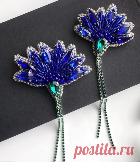 Яркая брошь Василек // Что делать со сколотыми стразами?