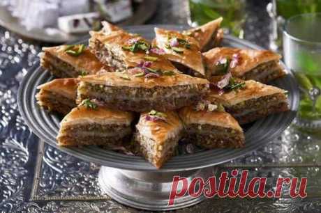 Домашний рецепт пахлавы с медом и орехами на скорую руку - Будет вкусно - 8 сентября - 43181516474 - Медиаплатформа МирТесен Хрустящая, ароматная пахлава у многих ассоциируется с морем, поскольку это восточное лакомство чаще всего продается на пляжах. Однозначно говорить о стране появления деликатеса нельзя. Дело в том, что тонкое, слоеное тесто с ореховой начинкой и медовой, либо сахарной пропиткой характерно для - 8 сентября - 43181516474 - Медиаплатформа МирТесен