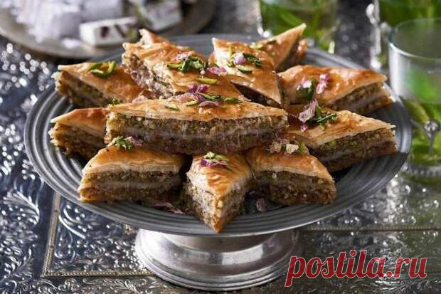 Домашний рецепт пахлавы с медом и орехами на скорую руку - Будет вкусно - 8 сентября - 43181516474 - Медиаплатформа МирТесен Хрустящая, ароматная пахлава у многих ассоциируется с морем, поскольку это восточное лакомство чаще всего продается на пляжах. Однозначно говорить о стране появления деликатеса нельзя. Дело в том, что тонкое, слоеное тесто с ореховой начинкой и медовой, либо сахарной пропиткой характерно для - 8 сентября - 43181516474 - Медиаплатформа МирТесен