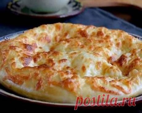 Хачапури - самый лучший рецепт

РЕЦЕПТ: 
Мука - 3 стакана 
Кефир - 1 стакан 
Яйцо - 2 штуки 
Сахар - 1 чайная ложка 
Соль - 1 чайная ложка 
Сода - 0,5 чайной ложки 
Масло растительное - 1 столовая ложка 
Сыр твёрдый - 400 грамм 
Масло сливочное - 50 грамм. 
ПРИГОТОВЛЕНИЕ: 
1. В кефир добавить 1 яйцо, соль, сахар, растительное масло и всё хорошо перемешать. 
2. В 2 стакана просеянной муки добавляем соду, перемешиваем и соединяем с кефиром. Замешиваем мягкое тесто, посыпая п...