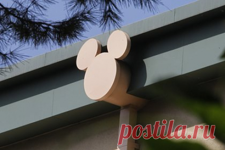 Российский производитель водки решил судиться с Disney. Калужский ликеро-водочный завод (КЛВЗ) «Кристалл» обратился в суд по интеллектуальным правам, чтобы отсудить у Disney товарные знаки «Пираты Карибского моря» и «Пираты Карибского моря: Сундук мертвеца». Производитель требует досрочно прекратить их правовую охрану по причине их неиспользования.