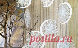 Подвесные новогодние украшения: Снежные Луны. Мастер-класс
Удивительно легкие, изящные, воздушные новогодние украшения можно сделать своими руками за минимальное количество времени.
Снежные Луны придают комнате потрясающий объем, делают интерьер «зимним», новогодним, даже таинственным и сказочным. Придумала эти невероятные новогодние снежинки великолепный дизайнер Наталья Тикк.
Понадобится:
-Снежинки разных размеров – пластиковые (продаются сейчас повсеместно) или собствен...