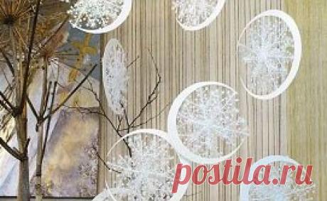 Подвесные новогодние украшения: Снежные Луны. Мастер-класс
Удивительно легкие, изящные, воздушные новогодние украшения можно сделать своими руками за минимальное количество времени.
Снежные Луны придают комнате потрясающий объем, делают интерьер «зимним», новогодним, даже таинственным и сказочным. Придумала эти невероятные новогодние снежинки великолепный дизайнер Наталья Тикк.
Понадобится:
-Снежинки разных размеров – пластиковые (продаются сейчас повсеместно) или собствен...