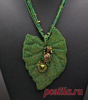 Кулон Последний лист лета Кулон из бисера зелёного цвета. Ручная работа от русского дизайнера. Доставка по России и СНГ. Купить онлайн на Mellroot.com или заказать по телефону 8 (495) 409-89-75.