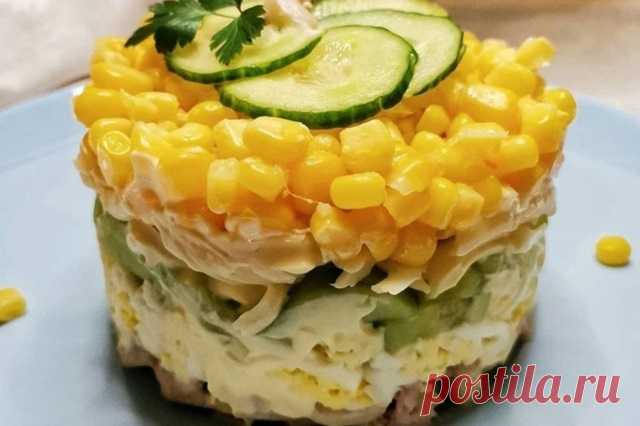 Слоеный салат с кальмарами и кукурузой на праздник — Идеальное решение