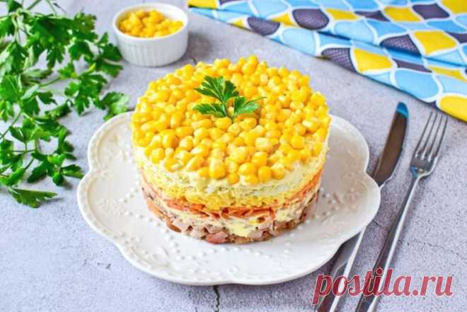 Салат с копченой куриной грудкой и корейской морковью 
 
Ингредиенты: 
- Копченая курица - 200гр 
- Кукуруза консервированная - 200гр 
- Яйца - 3шт. 
- Корейская морковь - 150гр 
- Твёрдый сыр - 50гр 
- Майонез - 70 гр