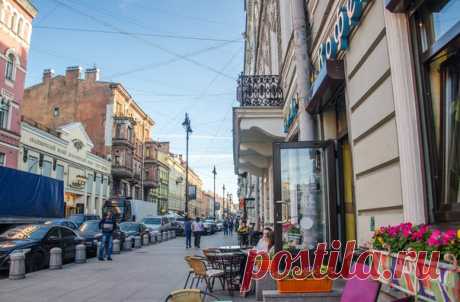 Петербург стал третьим городом России в рейтинге гостеприимности. 

Список опубликовали специалисты сервиса онлайн-бронирования Booking. При составлении рейтинга оценивали уникальность архитектуры города, транспортную доступность, радушие местных жителей и самобытность кухни.

Первое место в списке заняла Казань, второе — Москва. Также в него вошли Краснодар, Калининград, Ростов-на-Дону, Воронеж, Новосибирск, Ярославль и Нижний Новгород.