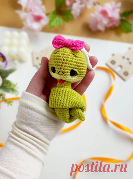PDF Брелочек Змеюшка крючком. FREE crochet pattern; Аmigurumi toy patterns. Амигуруми схемы и описания на русском. Вязаные игрушки и поделки своими руками #amimore - брелок в виде змеи, змейка из обычной пряжи.