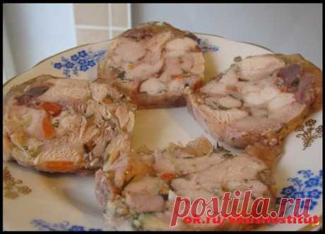 Куриный сальтисон - вкусно, быстро, недорого 
Попробуйте обязательно!

Ингредиенты:
1 куриная грудка
3 окорочка
5-6 долек чеснока
20 гр желатина
соль, черный перец, копченая паприка - по вкусу

Приготовление:
1. Мясо курицы отделить от костей и порезать на мелкие кусочки.
2. Добавить измельченный чеснок (через давилку), специи и сухой желатин (порошок).
3. Все хорошо перемешать и выложить в пакет для запекания - закрепить, чтоб внутрь не попала вода. А потом положить в фор...