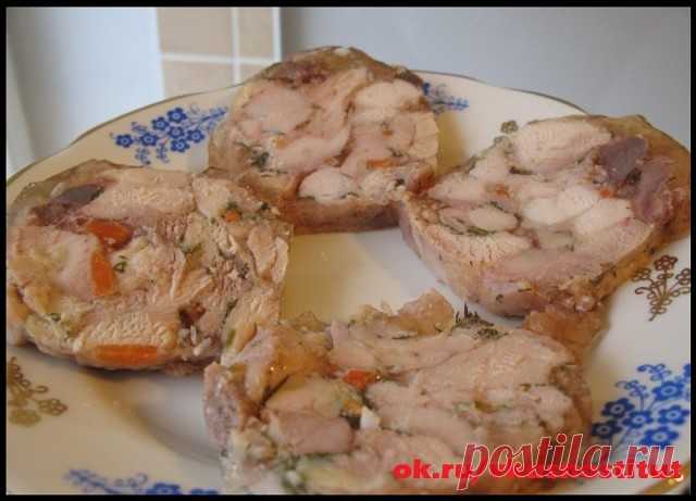 Куриный сальтисон - вкусно, быстро, недорого 
Попробуйте обязательно!

Ингредиенты:
1 куриная грудка
3 окорочка
5-6 долек чеснока
20 гр желатина
соль, черный перец, копченая паприка - по вкусу

Приготовление:
1. Мясо курицы отделить от костей и порезать на мелкие кусочки.
2. Добавить измельченный чеснок (через давилку), специи и сухой желатин (порошок).
3. Все хорошо перемешать и выложить в пакет для запекания - закрепить, чтоб внутрь не попала вода. А потом положить в фор...