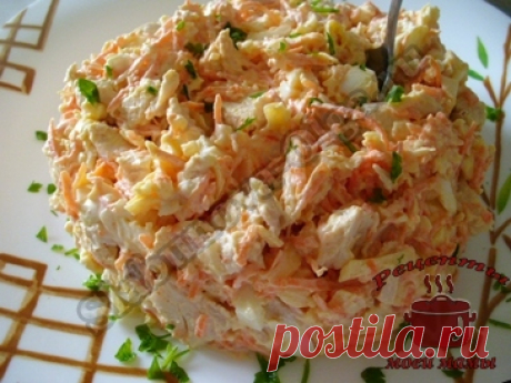 Салат с курицей, сыром и морковкой