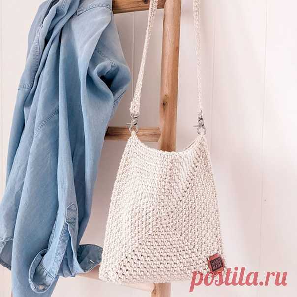 The Crossbody Bag by Nicky Jones

Описание на английском

Пряжа Cotton Et Lin from Yarn Bee
80/20 хлопок/лен
100гр/165м
крючок 5 мм
расход 2 мотка