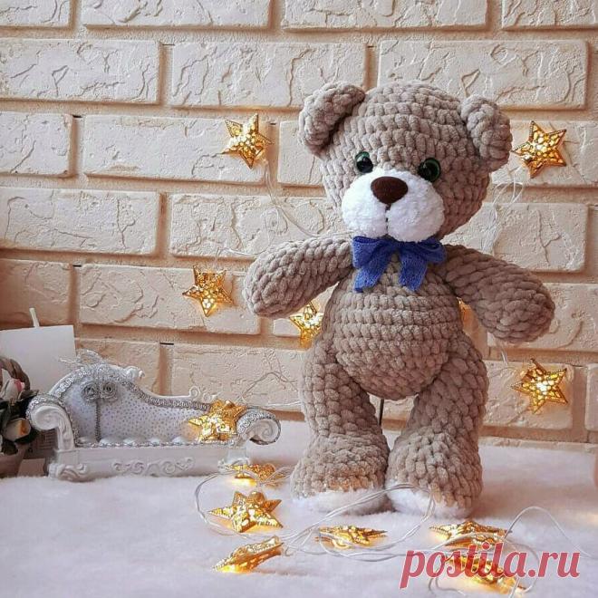 PDF Мишка Бантик крючком. FREE crochet pattern; Аmigurumi doll patterns. Амигуруми схемы и описания на русском. Вязаные игрушки и поделки своими руками #amimore - медведь, маленький медвежонок из плюшевой пряжи, плюшевый мишка.