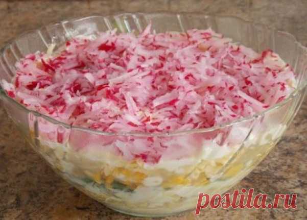 Овощной салат с редиской, сыром и яйцом