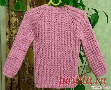Нежный джемпер. Нежный джемпер.
 
Этот узор образован перекинутыми петлями. Для вязания образца набирают число петель, кратное 5 плюс 2 петли для симметрии рисунка, плюс 2 кромочные.
1 ряд: * 2 изнаночные, 3 лицевые *, 2 изнаночные;
2 ряд: 2 лицевые, * 3 изнаночные, 2 лицевые *;
3 ряд: * 2 изнаночные, 3 лицевые, 3-ю лицевую петлю раппорта перекидывают влево через 4-ю и 5-ю лицевые петли *, 2 изнаночные;
4 ряд: 2 лицевые, * 1 изнаночная, накид, 1 изнаночная, 2 лицевые *.
Да...