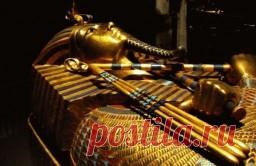 Тайна смерти Тутанхамона Недавно бывший сотрудник Скотланд-Ярда Грехам Мелвин и профессор медицины, невролог Ян Ишервуд, ныне пенсионер, выступили с сенсационным заявлением — им удалось разгадать одну из самых древних детективных загадок в истории человечества. Они раскрыли тайну смерти наследника египетского...