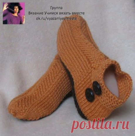 Тапочки спицами , описание , пошаговое МК
Тапочки-носки - быстро (3-4 часа пара) и очень просто. Вяжутся за полтора часа один тапок. Муж доволен как слон . Действие первое, набираем 40 петель и вяжем 20 рядов резинкой 1:1, чтобы было 10 кромочных петель (расчёт на толстые нитки, примерно 6см)
Вязать лучше сразу два тапка (набрать два раза, по 40 петель, от двух клубков) - так удобнее не надо запоминать - где чего убавляли. Да и плотность вязки будет однинакова (я, например, вяжу в плохом настро