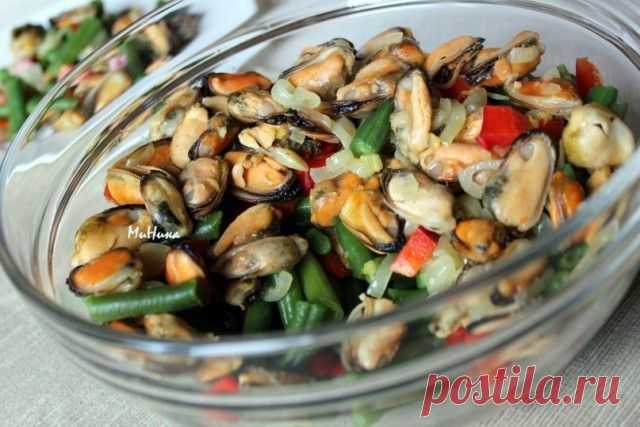 Салат с мидиями и стручковой фасолью