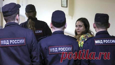 Член СПЧ обратится к омбудсмену по делу Скочиленко. Член Совета по правам человека при президенте России Александр Брод обратится к омбудсмену РФ Татьяне Москальковой в связи с делом художницы Саши Скочиленко, которой на текущей неделе вынесли приговор. Об этом он сообщил РИА ...