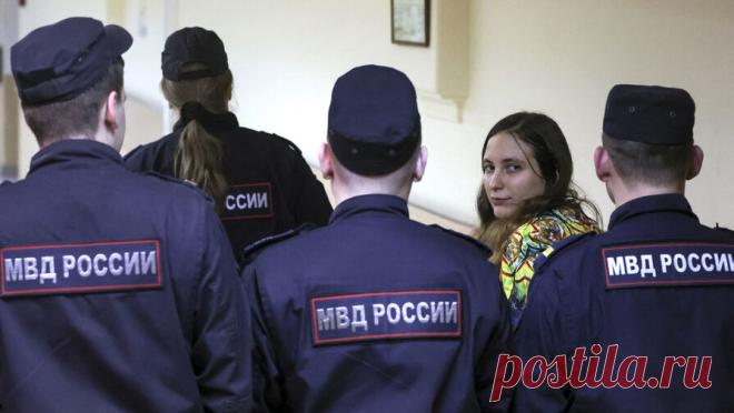 Член СПЧ обратится к омбудсмену по делу Скочиленко. Член Совета по правам человека при президенте России Александр Брод обратится к омбудсмену РФ Татьяне Москальковой в связи с делом художницы Саши Скочиленко, которой на текущей неделе вынесли приговор. Об этом он сообщил РИА ...